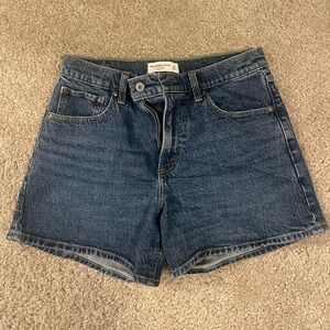 Abercrombie High Rise Dad Shorts in color Dark